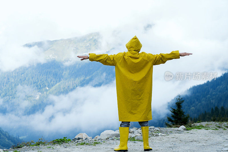 黄色雨衣的人