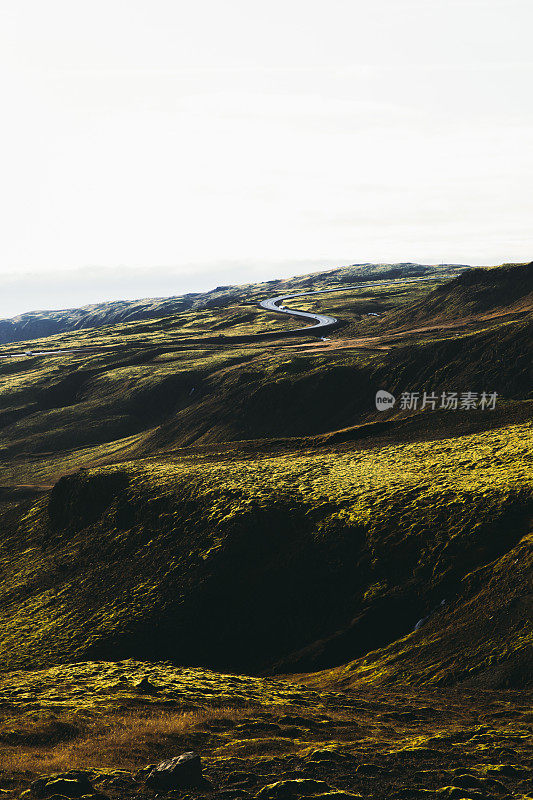 落日时分，冰岛南部蜿蜒的山路