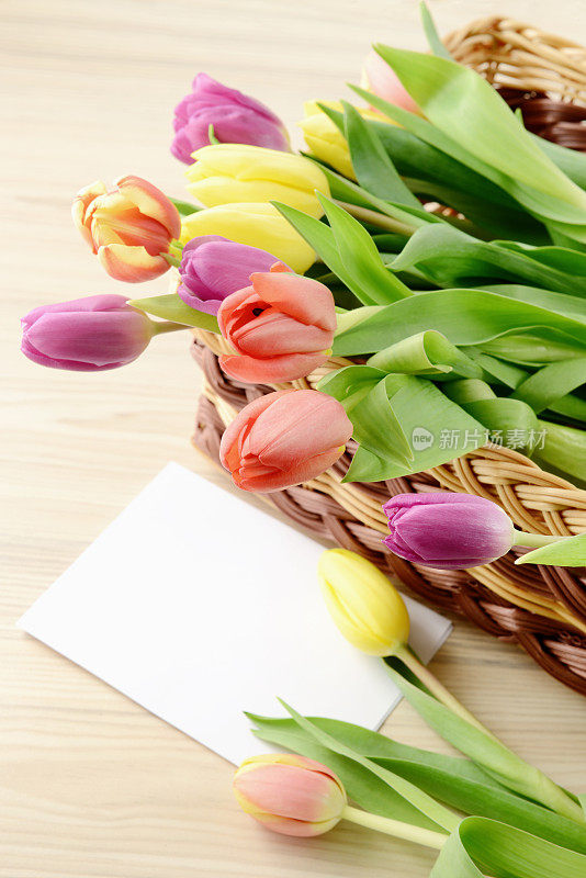 用一束郁金香和纸拷贝空间祝你复活节快乐。