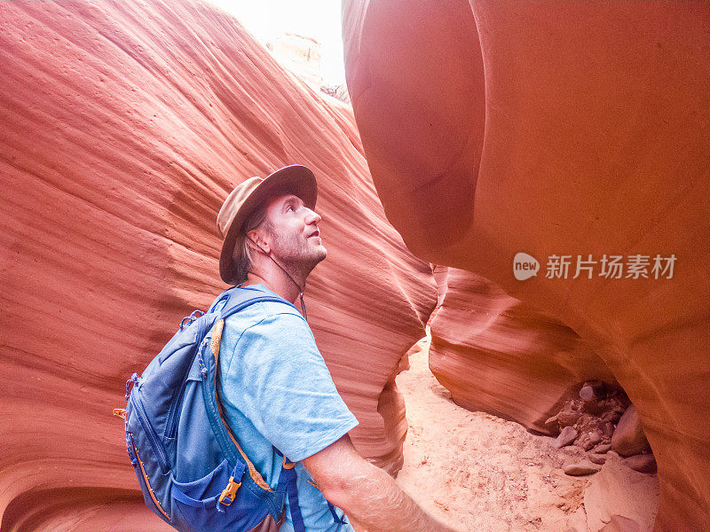 在美国亚利桑那州，一个年轻人正在考虑狭窄的狭缝峡谷