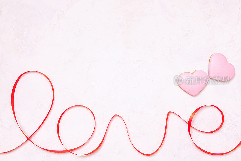 这是一幅情人节的爱情作品，白底红丝带，五彩纸屑