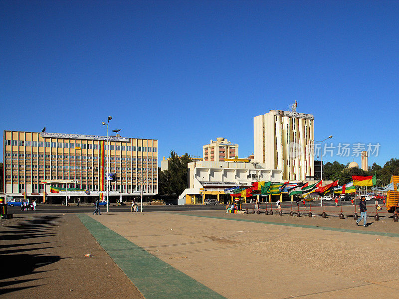 埃塞俄比亚亚的斯亚贝巴中心的梅斯克尔广场——非洲国旗、埃塞俄比亚保险公司、埃塞俄比亚国际和平与发展研究所和阿比西尼亚银行