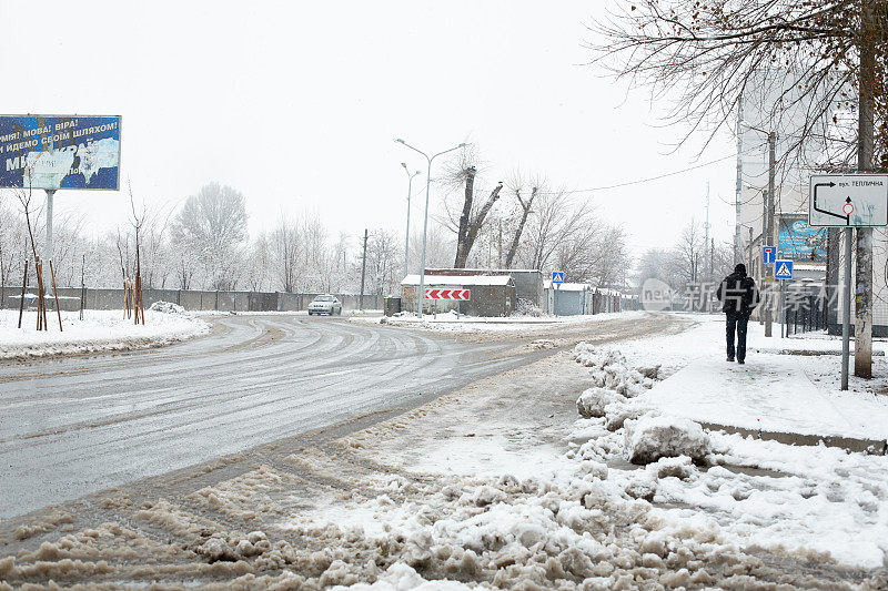 街道被雪覆盖。城市里的冬天。污垢和泥浆。
