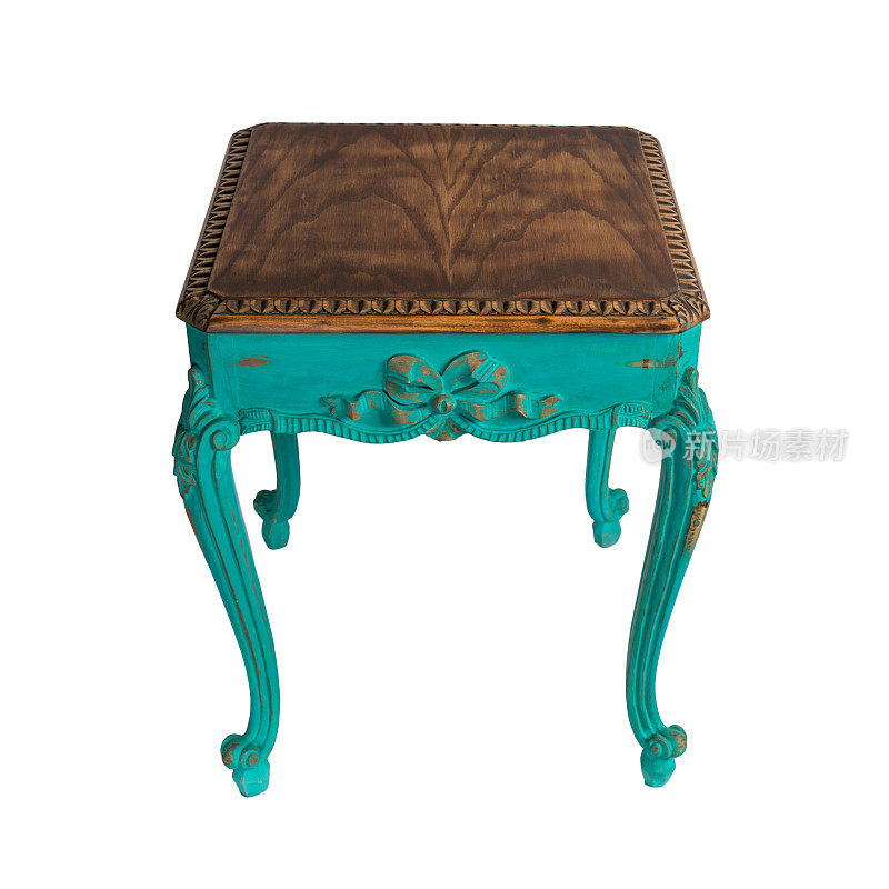 复古家具-复古的木制桌子，绿色的腿与修剪路径隔离