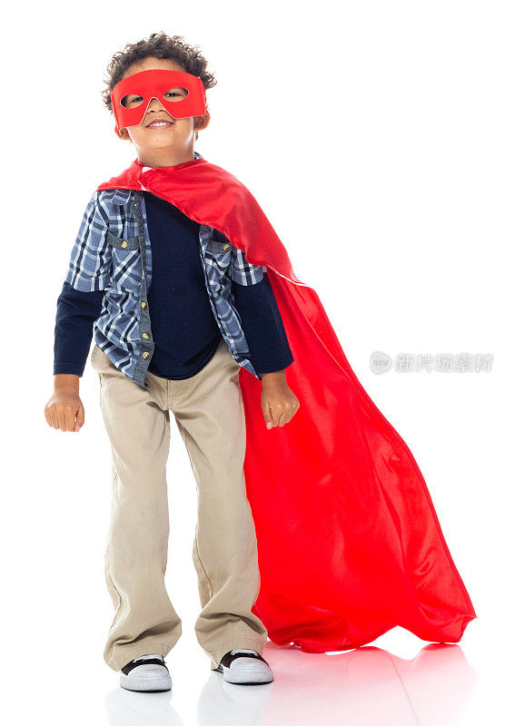 男孩超级英雄戴着眼罩站着