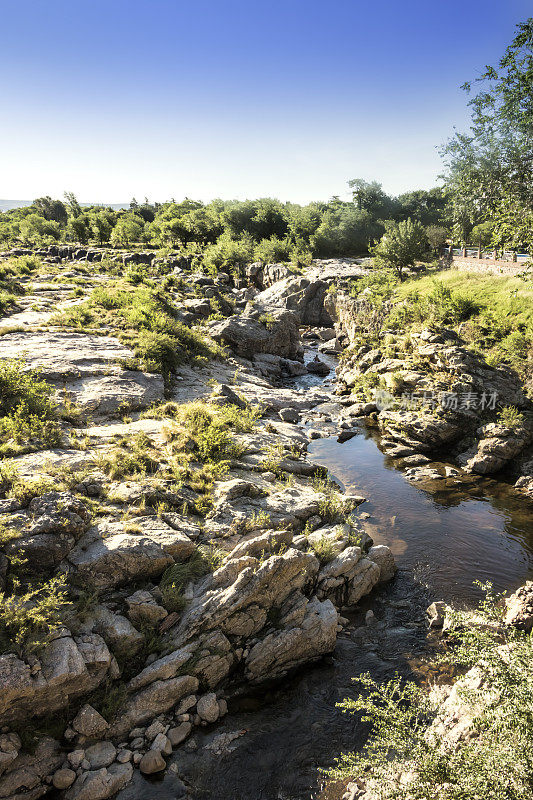 洛斯沙司河在洛斯卡琼斯地区的诞生。米娜·克拉维罗，特拉斯拉塞拉谷，科尔多瓦，阿根廷。