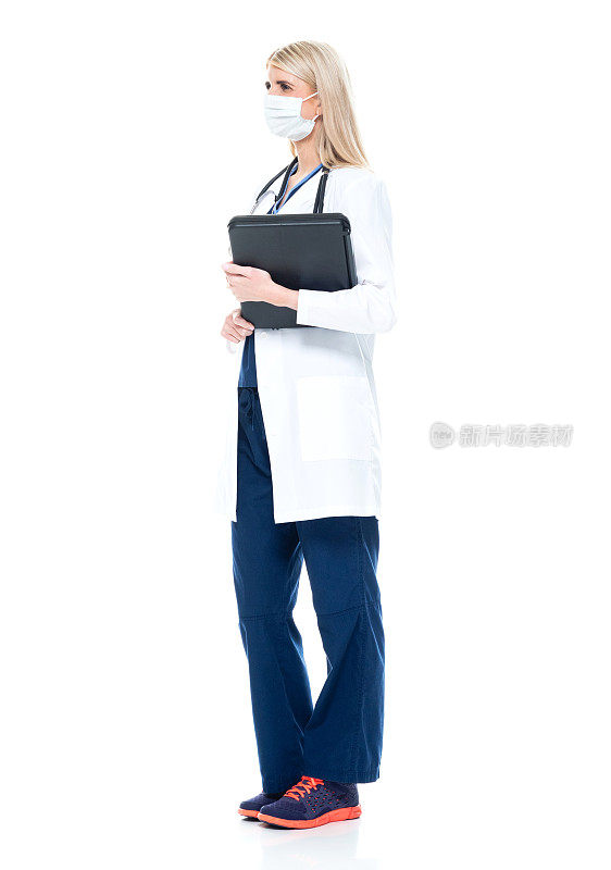 白种女医生穿着实验服拿着写字板站着