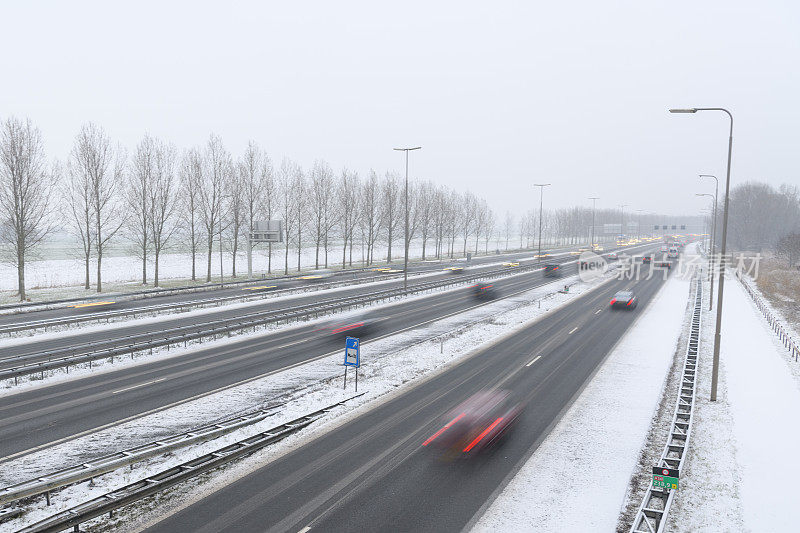 冬季暴风雪期间高速公路上的交通