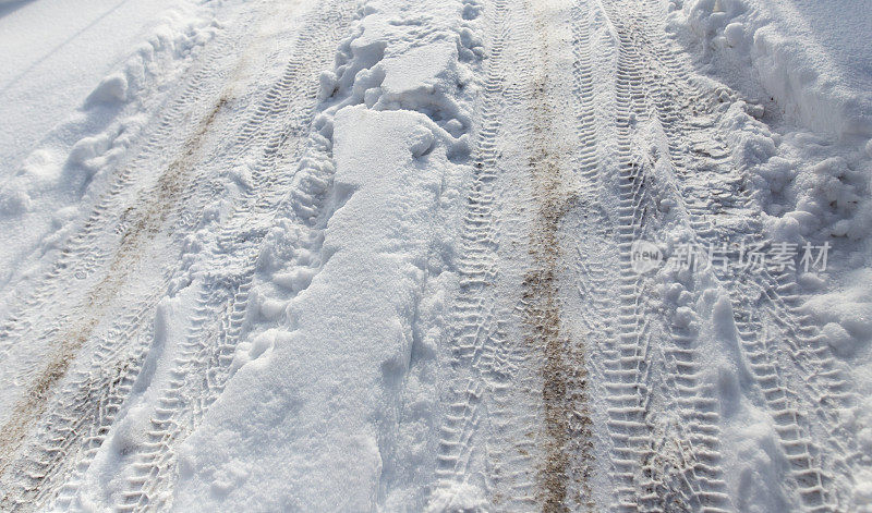冬天雪地里汽车留下的痕迹