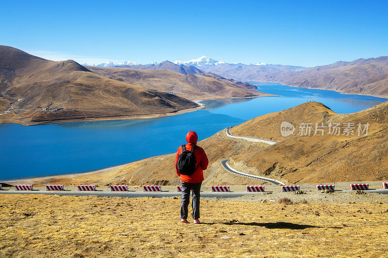 站在山上的女性徒步旅行者