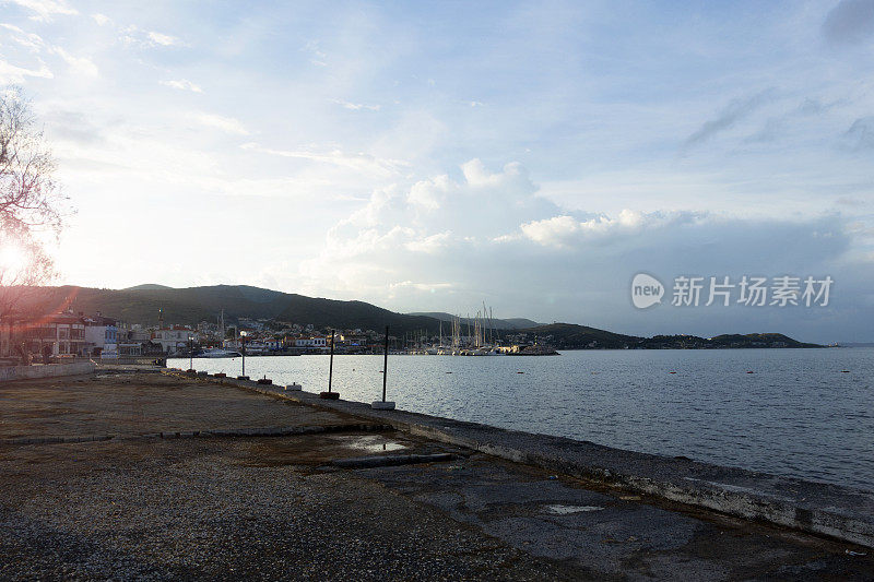 美丽多彩的日落在海上