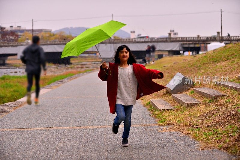 日本一名小学女生在京都加茂河畔放松