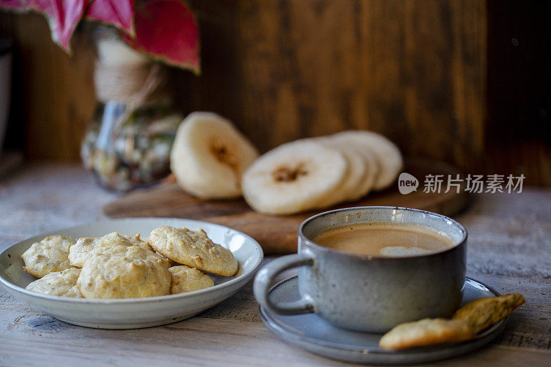 家庭烘焙和咖啡休息时间:饼干，苹果和浓咖啡