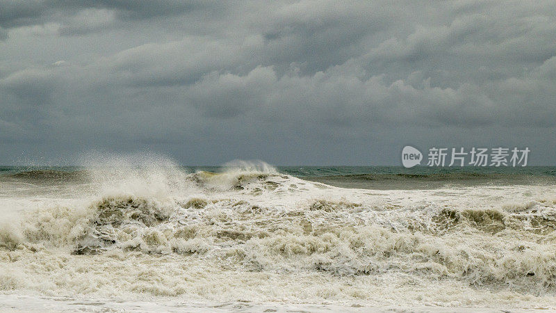 暴风雨时海上的巨浪