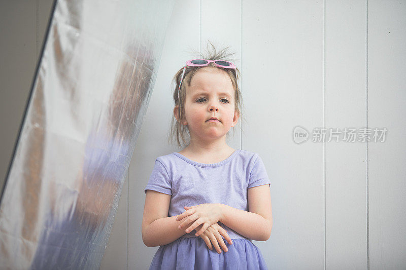 有其母必有其女，可爱的四岁小女孩模仿她的摄影师妈妈