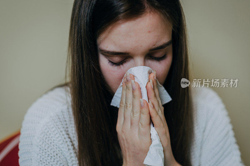 女病人躺在床上，盖着毯子