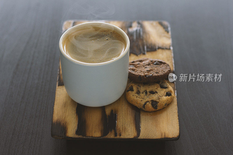 一杯咖啡和巧克力饼干