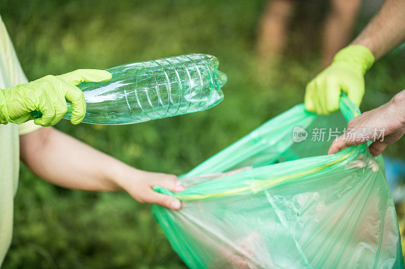 一群年轻人正在清理他们的社区。