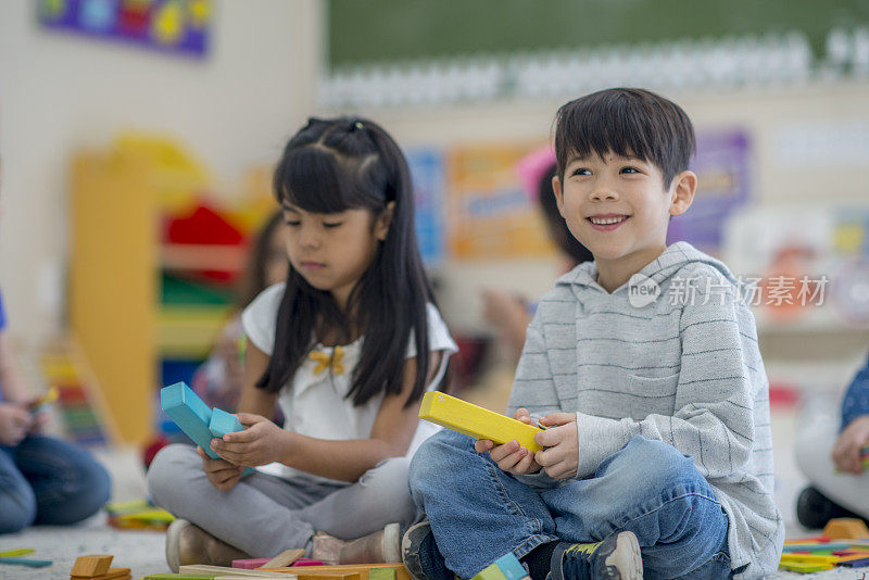 学前班的学生在教室里