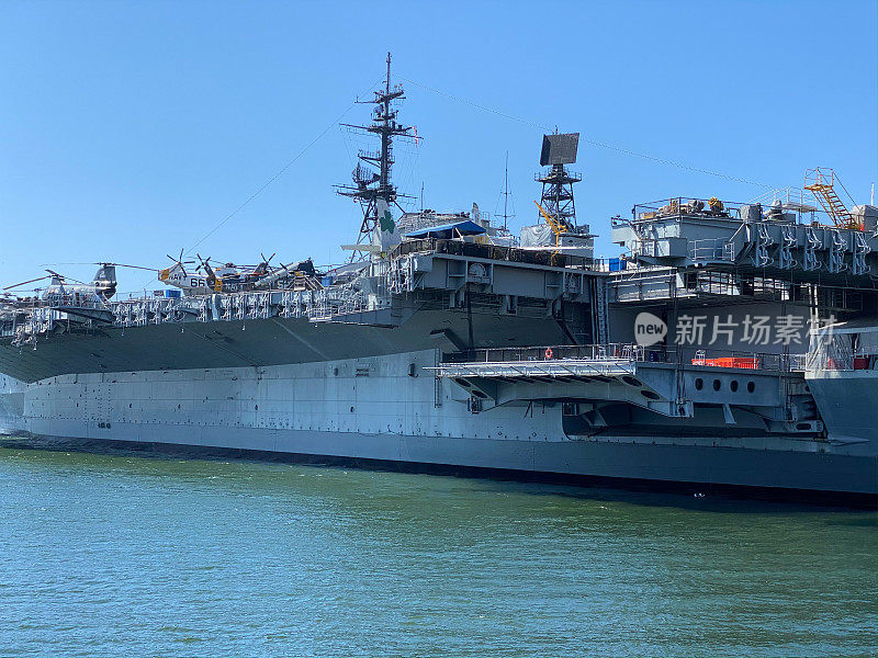 中途岛号海军退役舰停靠在圣地亚哥港