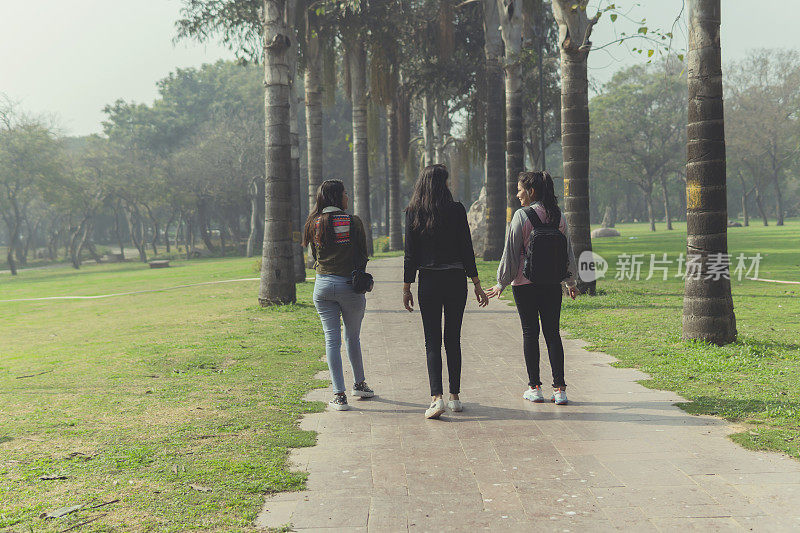 一群多民族的快乐女学生在公园里享受大自然。