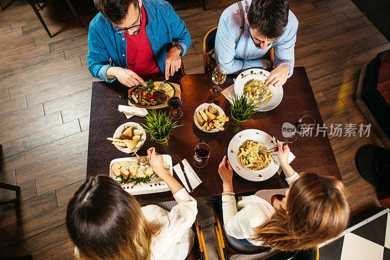 在餐馆吃午饭的年轻人