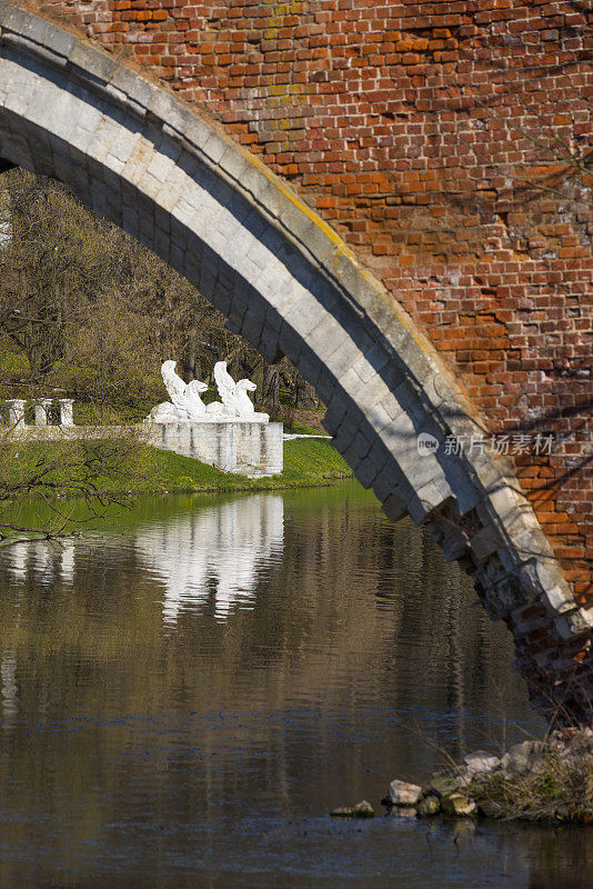 莫斯科附近Marfino庄园附近一座废弃的伪哥特式桥的风景