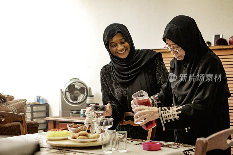 穆斯林家庭在斋月期间在家吃开斋饭