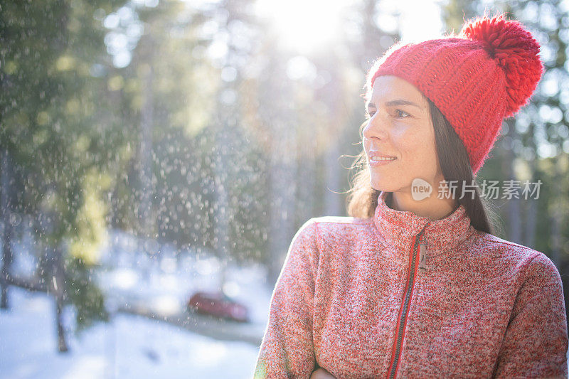 一个漂亮的年轻女子在山上享受一个阳光明媚的早晨