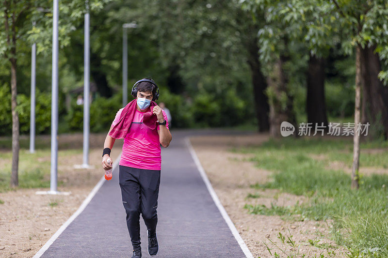 肖像的男性跑者训练与复制空间马拉松