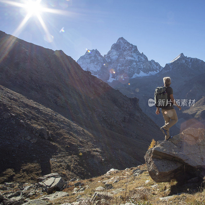 男性徒步旅行者徒步穿越山地草地