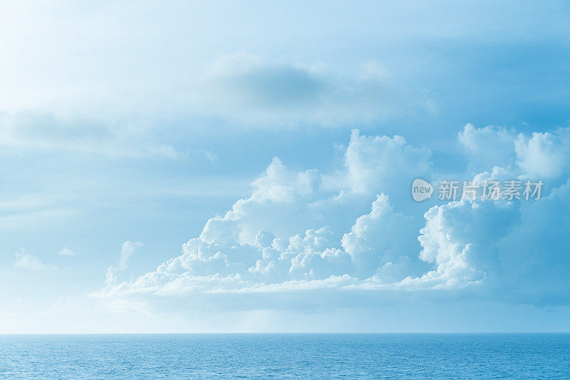 巴厘岛海滩景色-碧绿的印度洋和多云的天空。