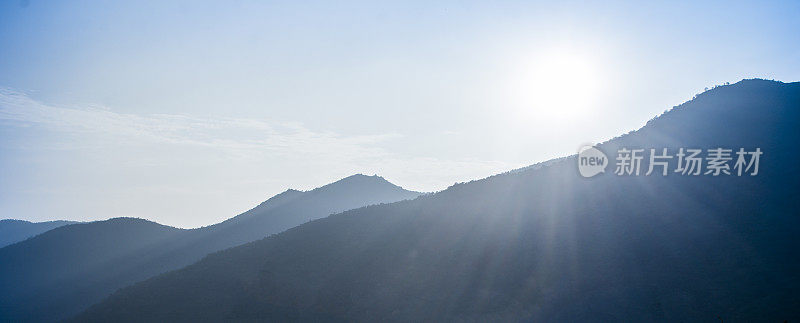 黄昏时的层层山峦