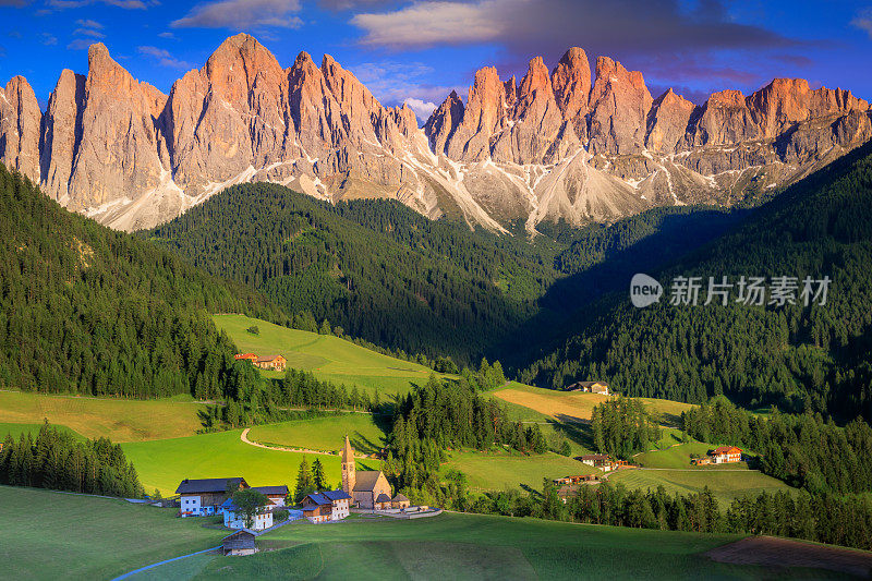 意大利阿尔卑斯山Dolomites，田园诗般的圣玛格达莱纳风景和日落教堂