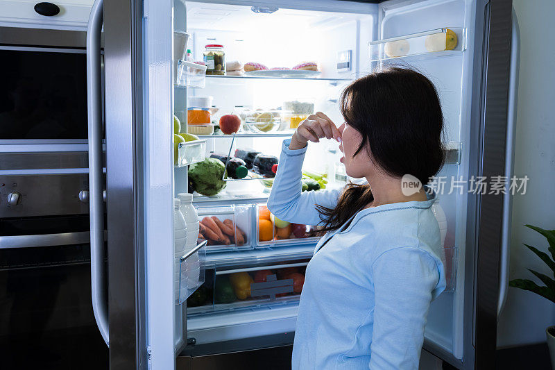 腐烂的食物在冰箱里有难闻的气味