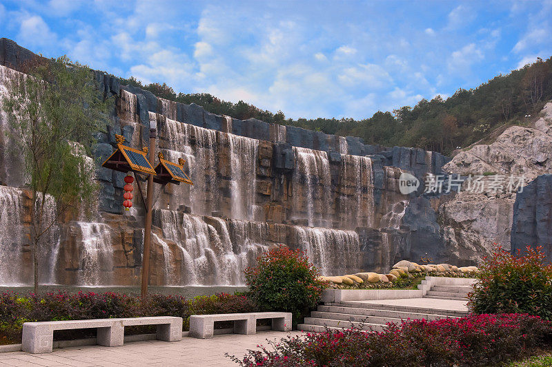 美丽的瀑布横店影视城，中国浙江省。