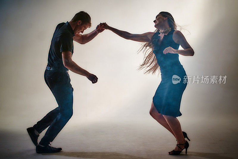 激情旋风之舞。年轻夫妇表演拉丁舞