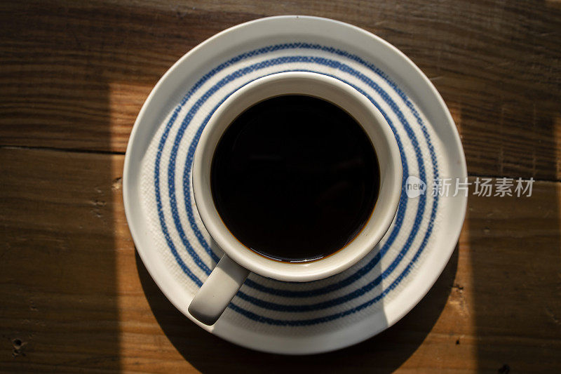 阳光下桌上的一杯黑咖啡
