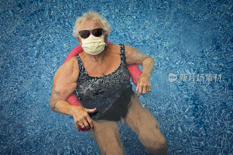 游泳池里戴着面具的女人