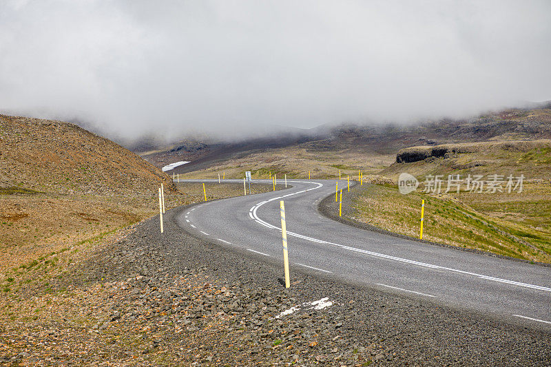 柏油路在火山山区景观