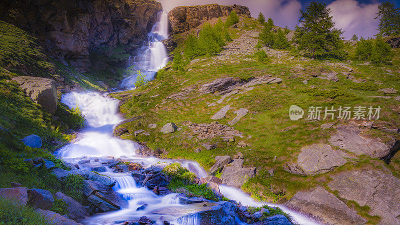 飘渺的瀑布-田园诗般的模糊新娘面纱瀑布-大天堂阿尔卑斯山-意大利