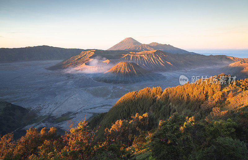 在印度尼西亚东爪哇的布罗莫火山，最吸引游客的是活火山和腾格里山脉的一部分。自然景观景观背景