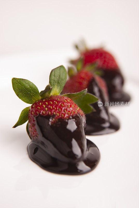 黑巧克力草莓