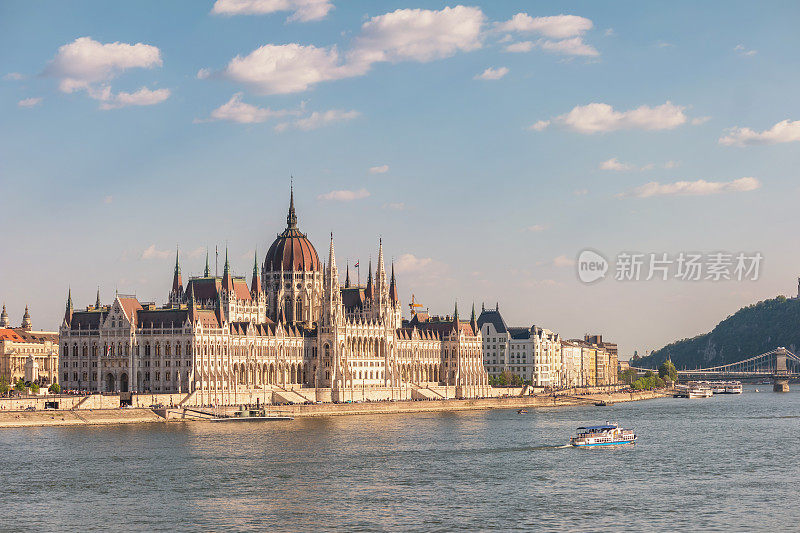 匈牙利布达佩斯，城市天际线在匈牙利议会和多瑙河