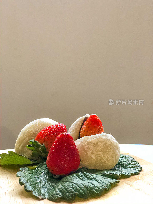 日本传统甜品大福配草莓