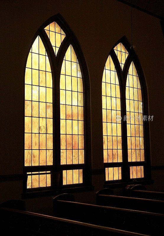 教堂的两扇窗户