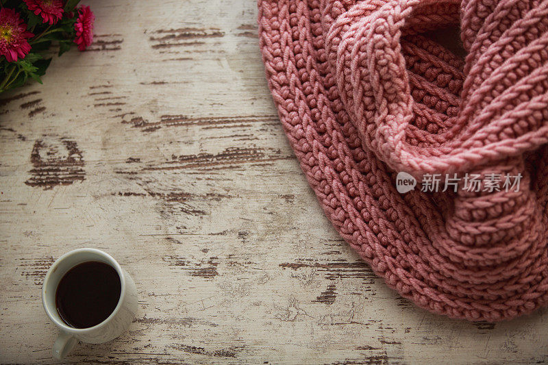 粉色围巾和一杯咖啡