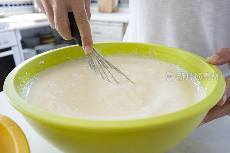 女子准备煎饼面糊