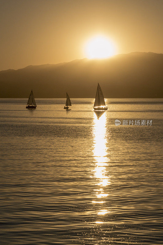 犹他州湖上的三艘帆船的黄昏景色