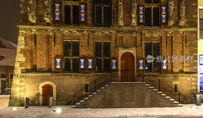 在一个寒冷的冬夜在汉萨同盟城市坎彭的老市政厅